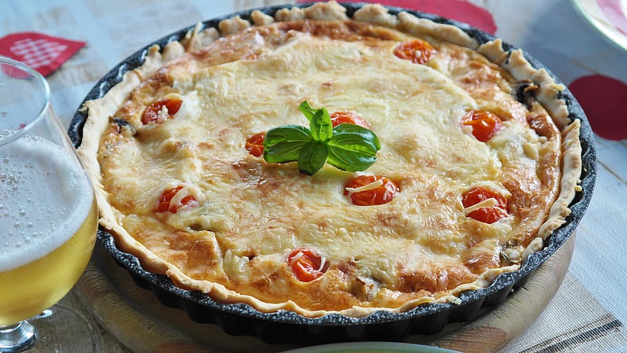 baked pastry with fruit toppings, quiche, bacon, onion, egg HD wallpaper