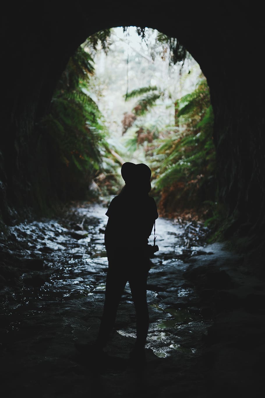 two person inside cave duirng daytime, silhouette of person inside a cave photo HD wallpaper