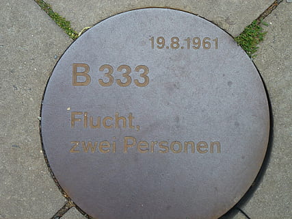 berlin, monument, escape, two persons, ddr, b 333, 1961, east berlin HD wallpaper
