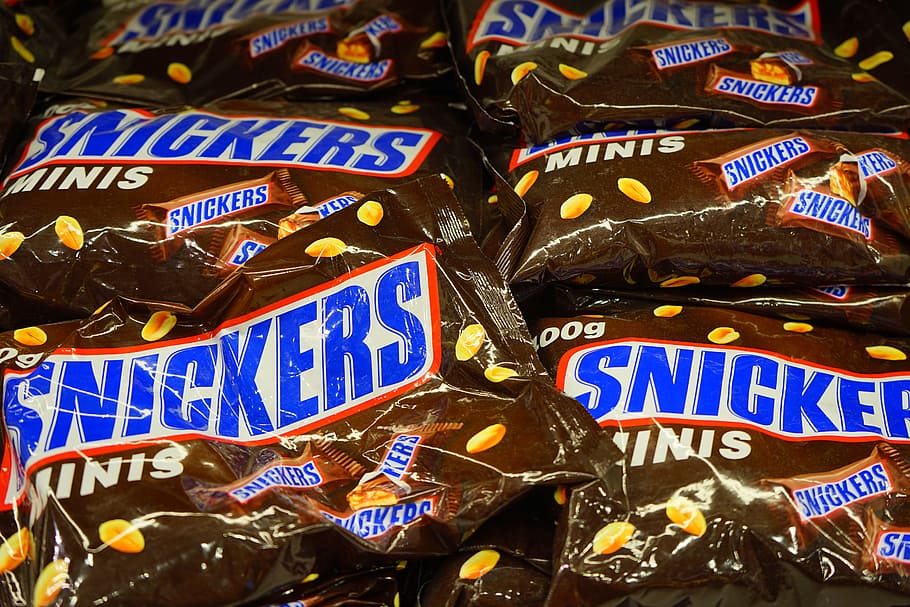 pile of Snickers chocolate packs, candy bar, caramel, peanuts, HD wallpaper