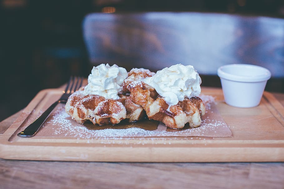 bread with white icings on brown wooden board, breakfast, chocolate HD wallpaper