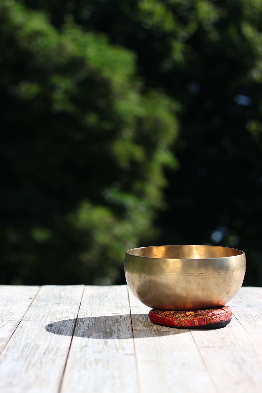 depth of field photograph of brass-color bowl, round, wooden plank, HD wallpaper