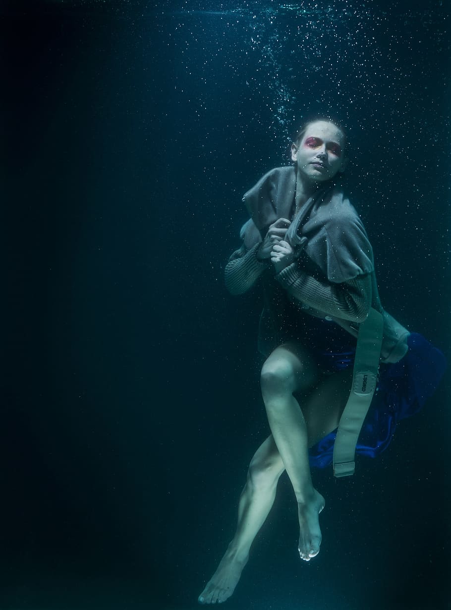 woman under water wearing brown coat, drown, underwater, fine arts