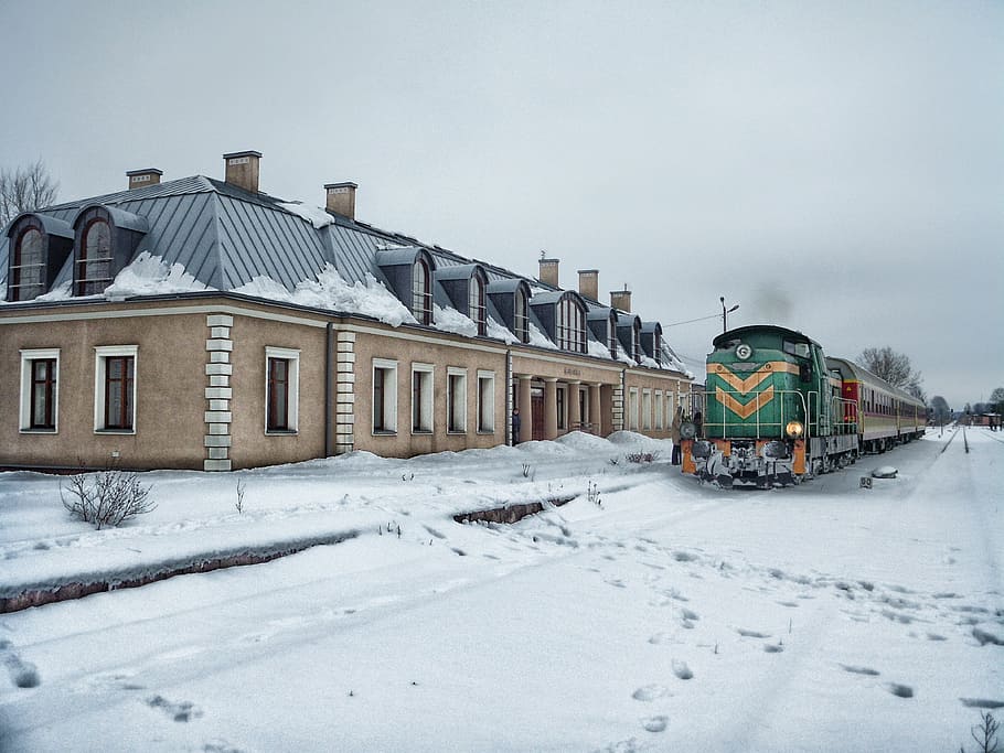 green and brown train near concrete house at daytime, podlaski HD wallpaper
