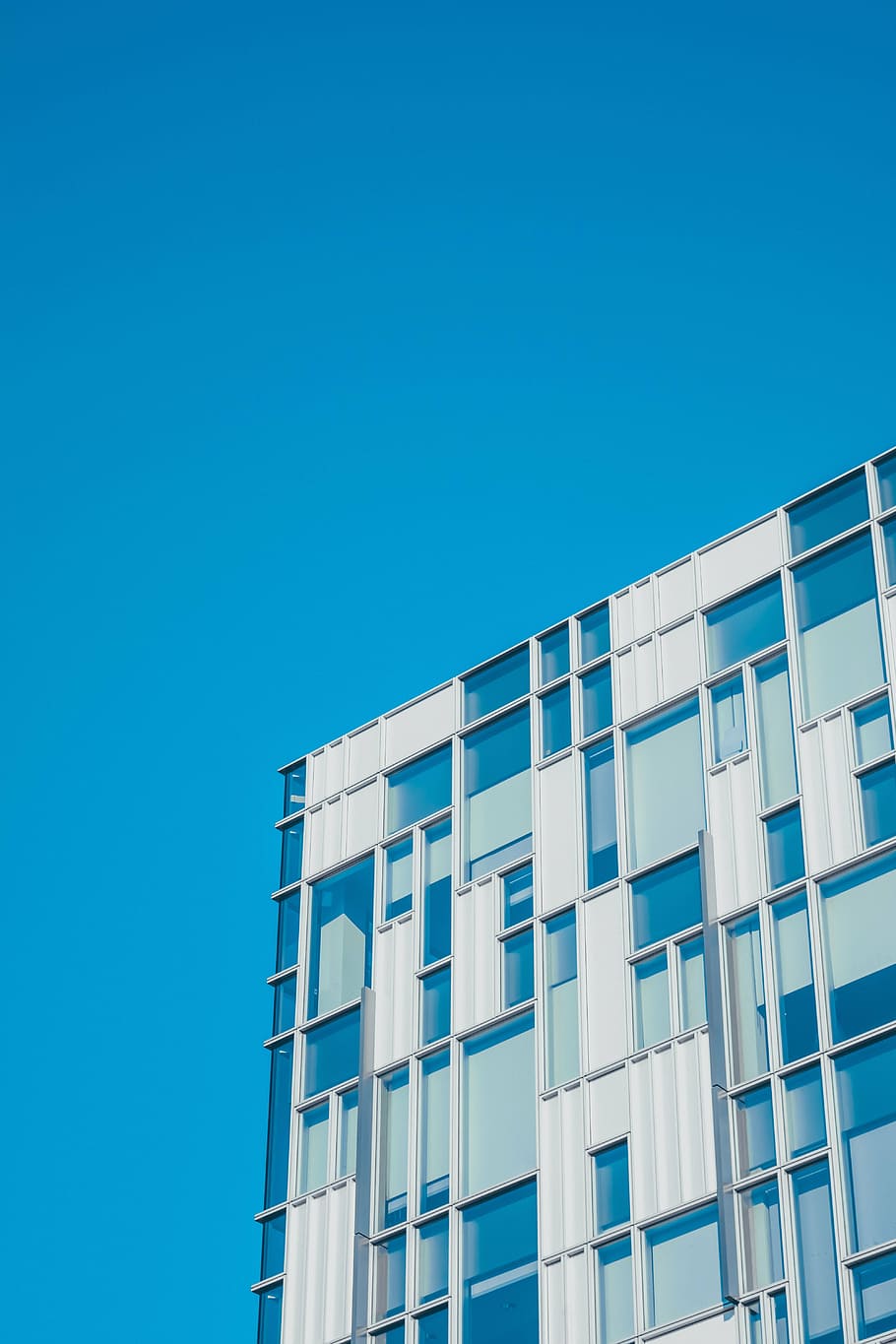 blue and white building under blue sky, architecture, infrastructure HD wallpaper