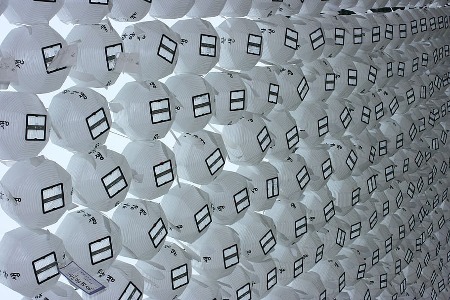 white lantern lot, white flying lanterns low angle photography HD wallpaper