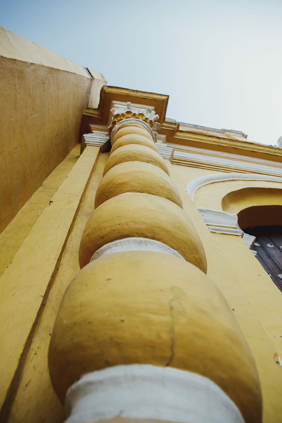 worm's-eye view of pillar, low angle photography of spiral column HD wallpaper