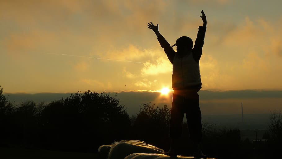 boy, sun, city, sunset, sky, silhouette, human arm, one person HD wallpaper