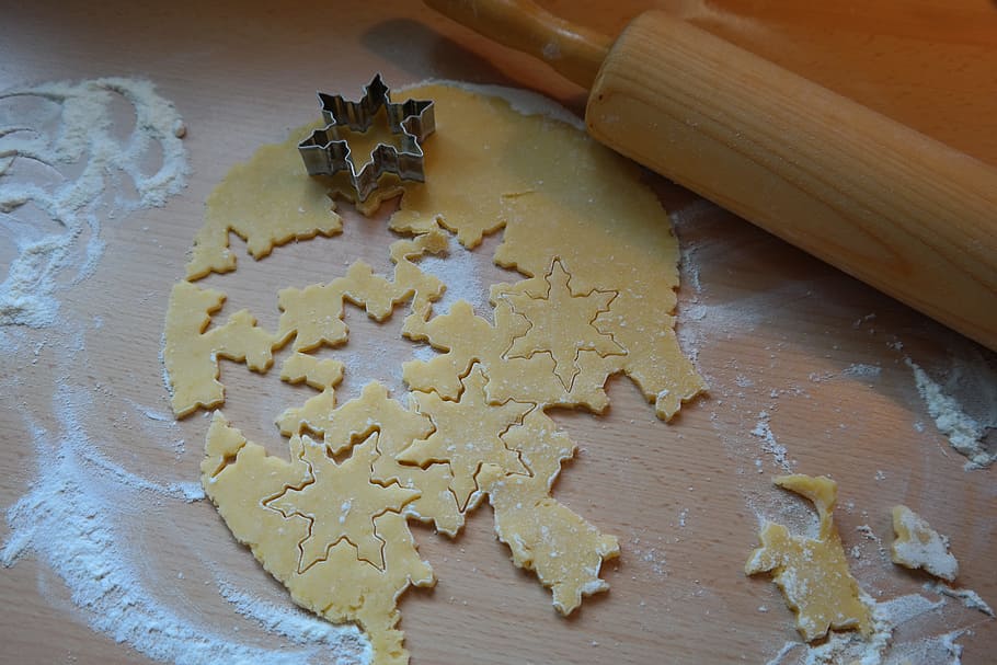 dough with snowflake cutter, Cookie Cutter, ausstecherle, bake HD wallpaper