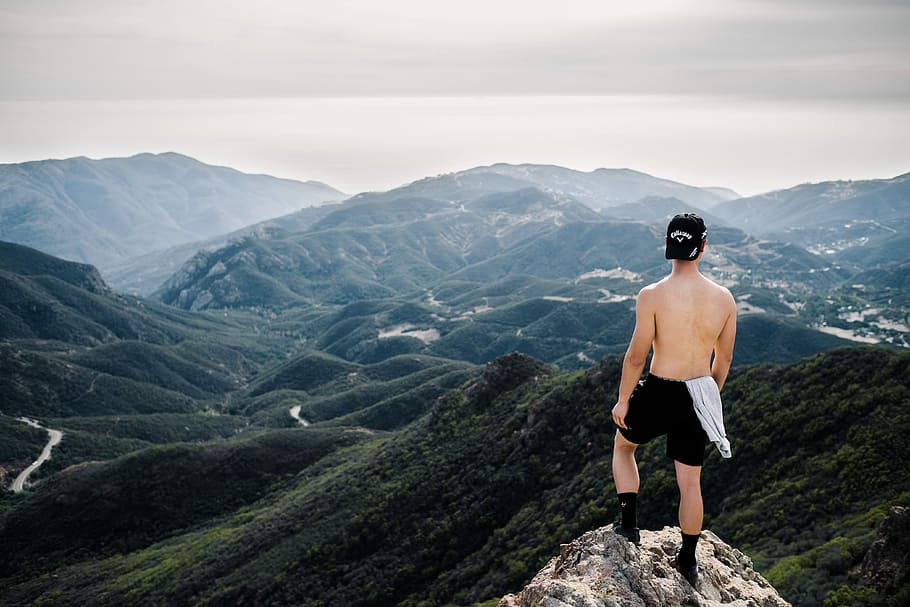man standing on cliff, mountain, mountain range, tree, woodland HD wallpaper