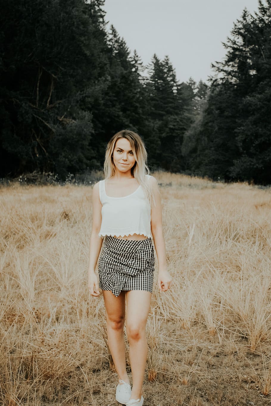 woman standing on grass field, woman standing surrounded by brown grass and trees outdoor HD wallpaper