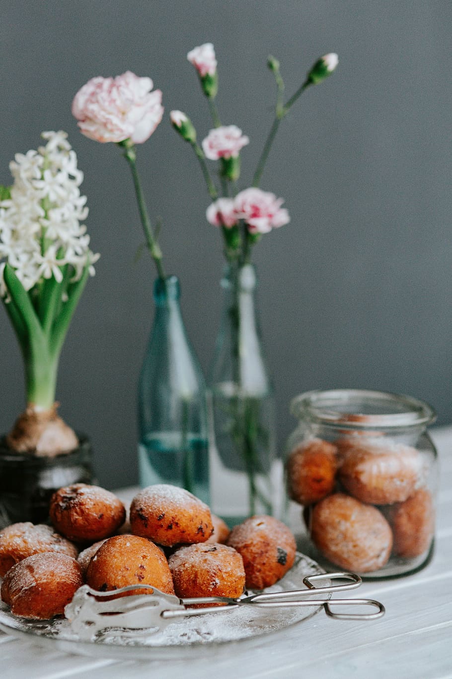 Pączki - Traditional polish doughnuts, flowers, sweet, food, HD wallpaper
