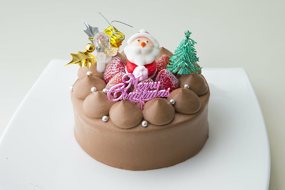 chocolate Christmas-themed cake on white surface, christmas cake, HD wallpaper
