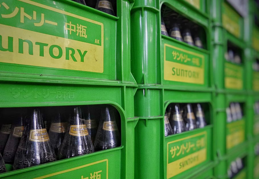 closeup photo of Suntory plastic bottle crates, selective focus photography bottles in crate HD wallpaper