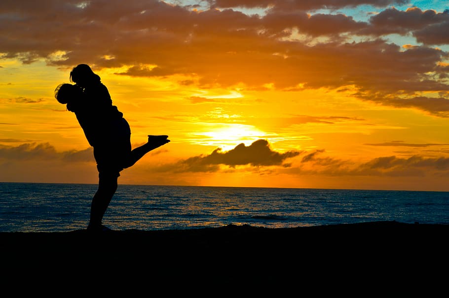 silhouette photography of man carrying woman, by sol, eventide HD wallpaper