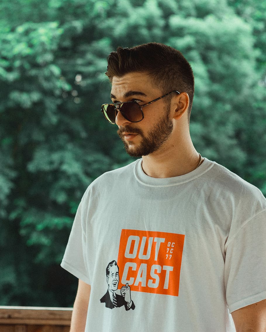 man wearing white and orange crew-neck t-shirt, selective focus photo of man wears white Out Cast crew-neck t-shirt, HD wallpaper