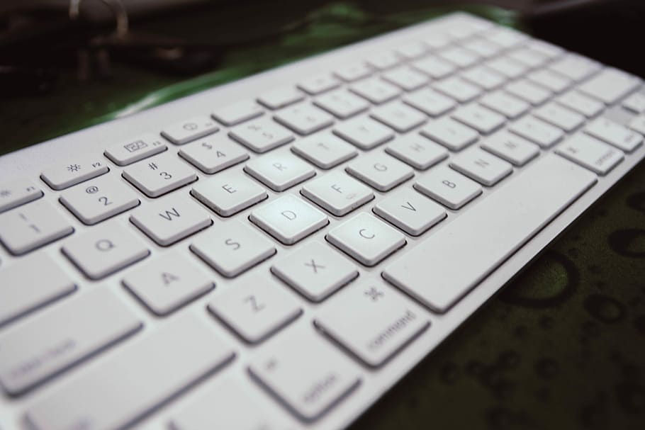 white Apple Magic Keyboard, Apple Magic Keyboard in closeup shot HD wallpaper