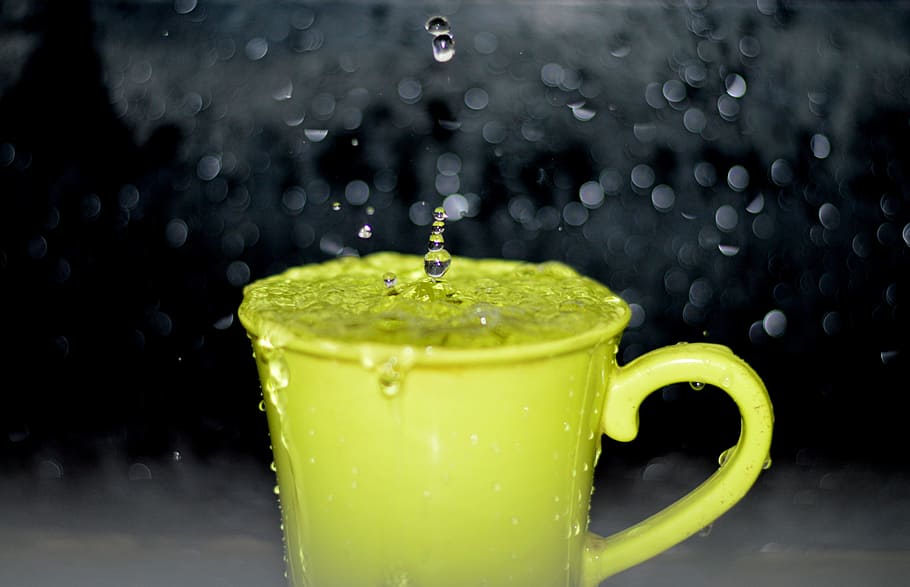 Yellow Ceramic Mug With Water Droplets in Time Lapse Photography HD wallpaper