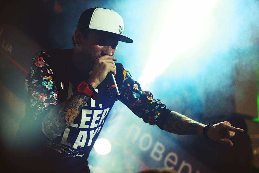man wearing black printed long-sleeved shirt singing, music HD wallpaper