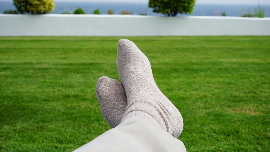 person sitting on green grass at daytime, feet, relax, relaxation HD wallpaper