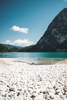 body of water under blue sky, landscape photography of sea, beach HD wallpaper