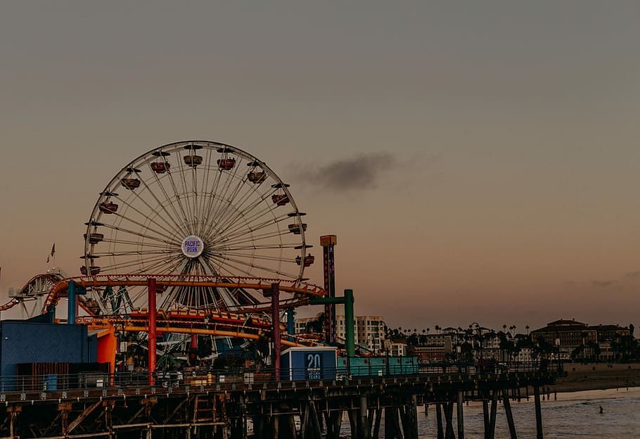 Santa Monica Pie, California, amusement park on brown wooden pier during sunset HD wallpaper