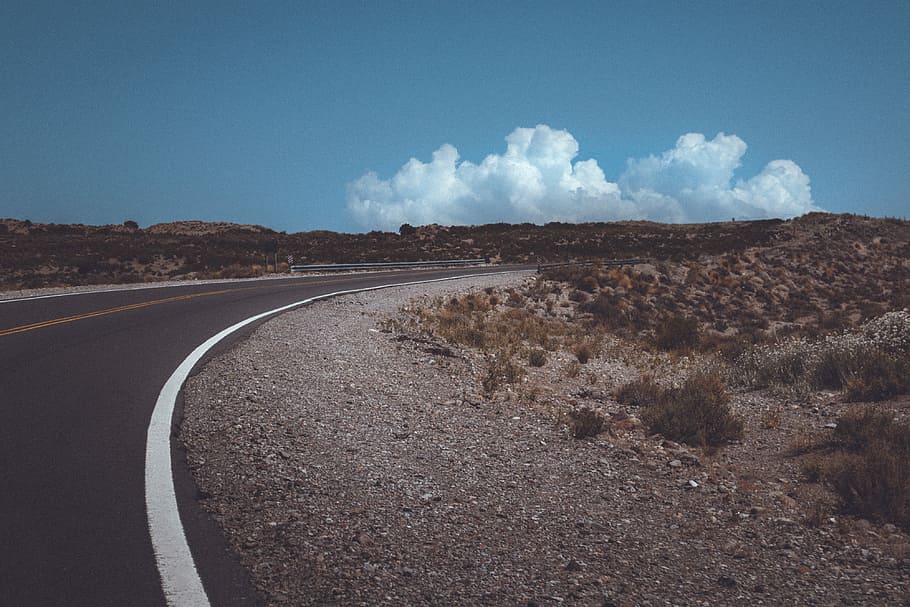asphalt road under blue sky, view of highway on desert, track HD wallpaper