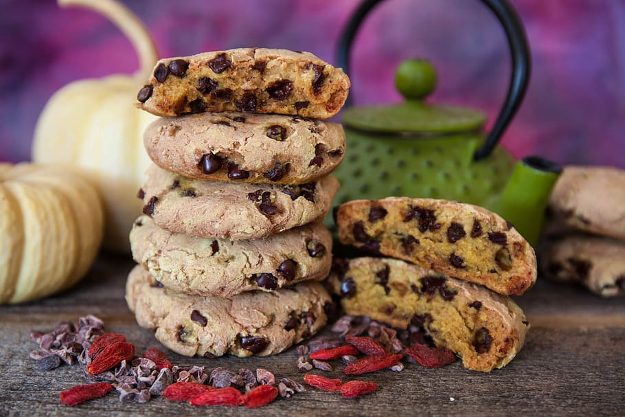 Salted Maca Caramel Chocolate Chip Cookies, baked cookies, biscuit, HD wallpaper