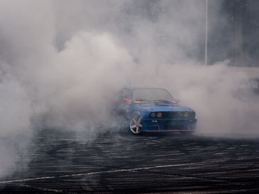 blue BMW E32 M3 doing burnout, fast, speed, drift, car, tire, HD wallpaper