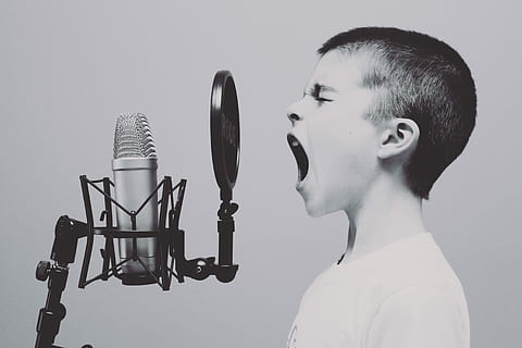 boy singing on microphone with pop filter, grayscale photo of boy singing in front of condenser microphone with pop filter HD wallpaper