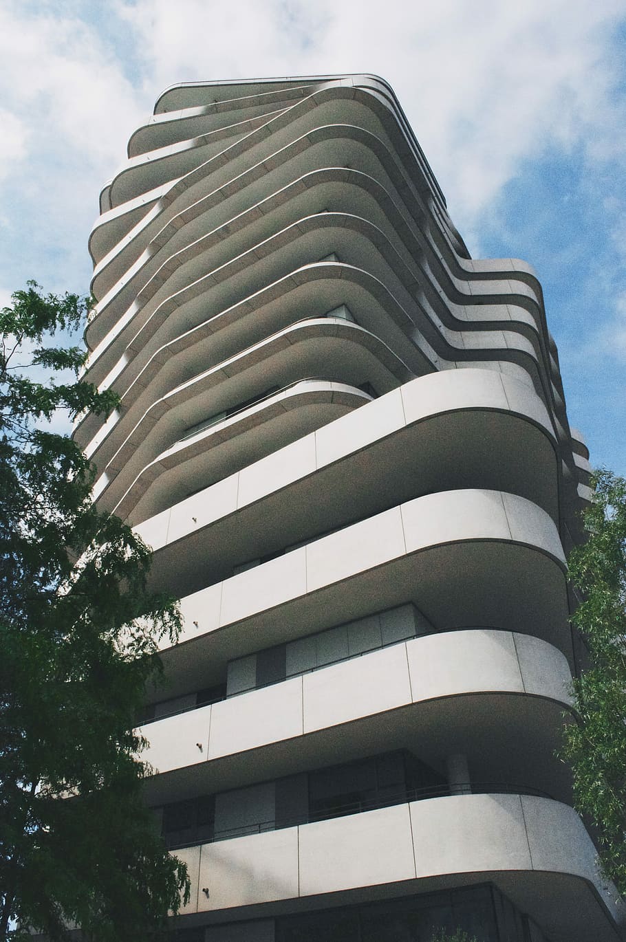 white concrete tall building near tall tree, architecture, building Exterior HD wallpaper