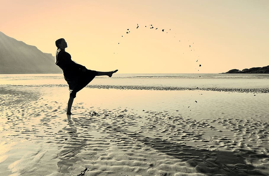 person raising right foot standing on seashore, ocean, beach HD wallpaper