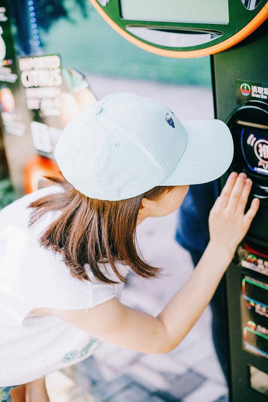 woman touching vending machine, woman in front of vending machine HD wallpaper