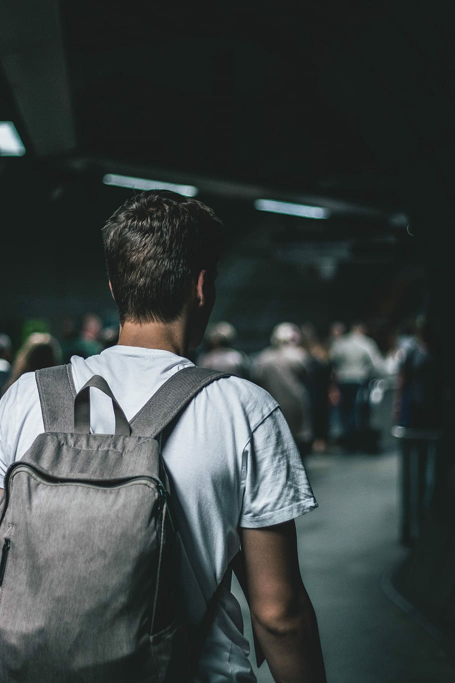 man carrying backpack standing, man carrying gray backpack, underground HD wallpaper