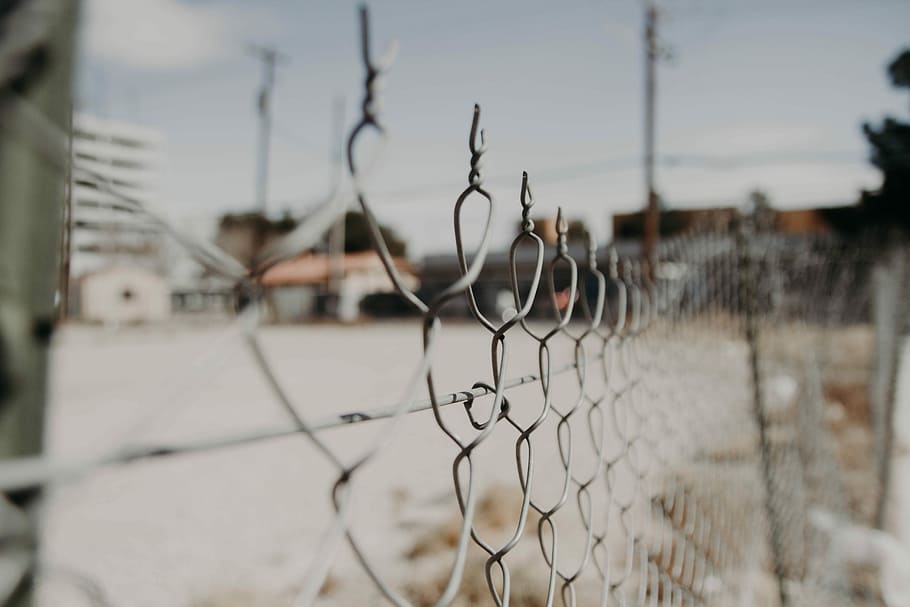 gray chain link fence, cyclone wire fence during daytime, chainlink fence HD wallpaper