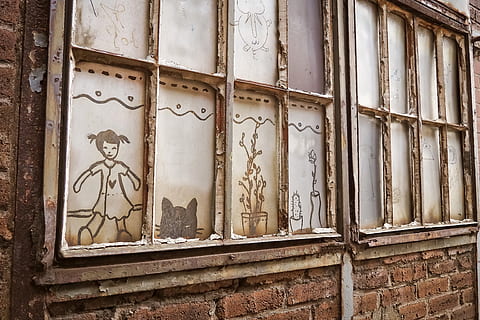 brown concrete brick wall with window paintings, discs, graffiti HD wallpaper