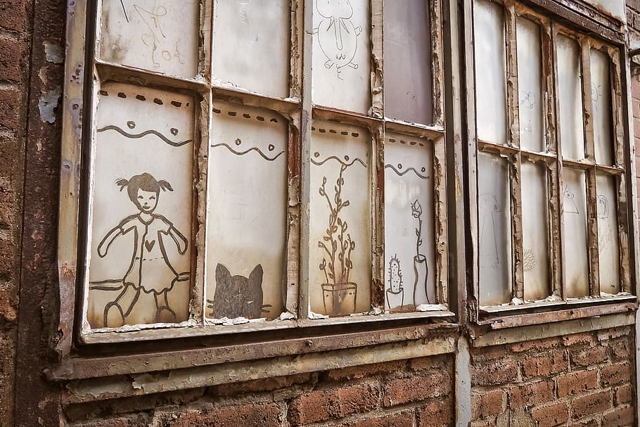 brown concrete brick wall with window paintings, discs, graffiti HD wallpaper