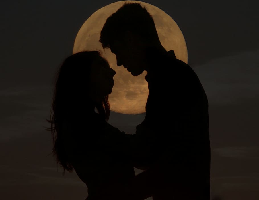 Public Domain. silhouette of man and woman, couple, luna, love, romance, be...