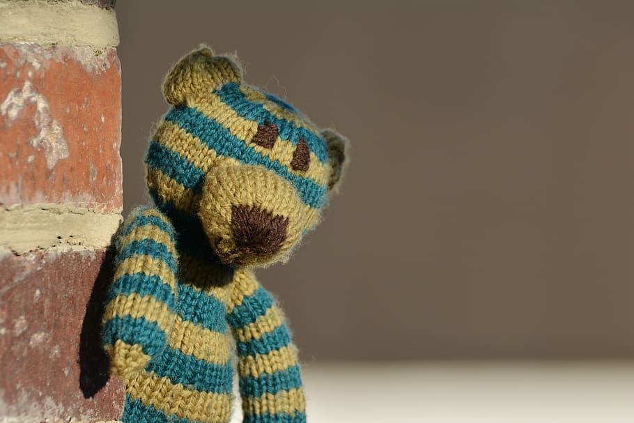 close-up photography of brown and blue striped bear amigurumi toy HD wallpaper