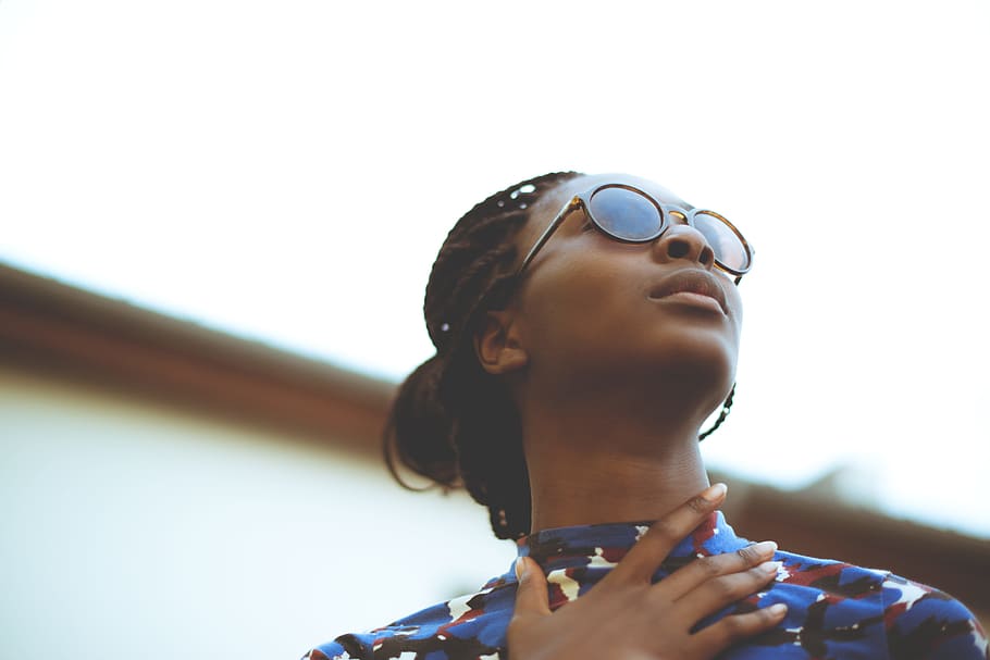 woman wearing sunglasses, close-up photography of woman wearing brown-framed eyeglasses during daytime HD wallpaper