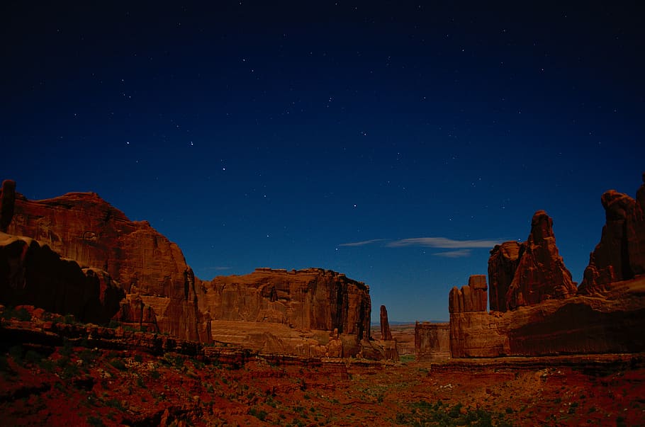 photo of monument valley under blue sky, brown mountain at nighttime HD wallpaper