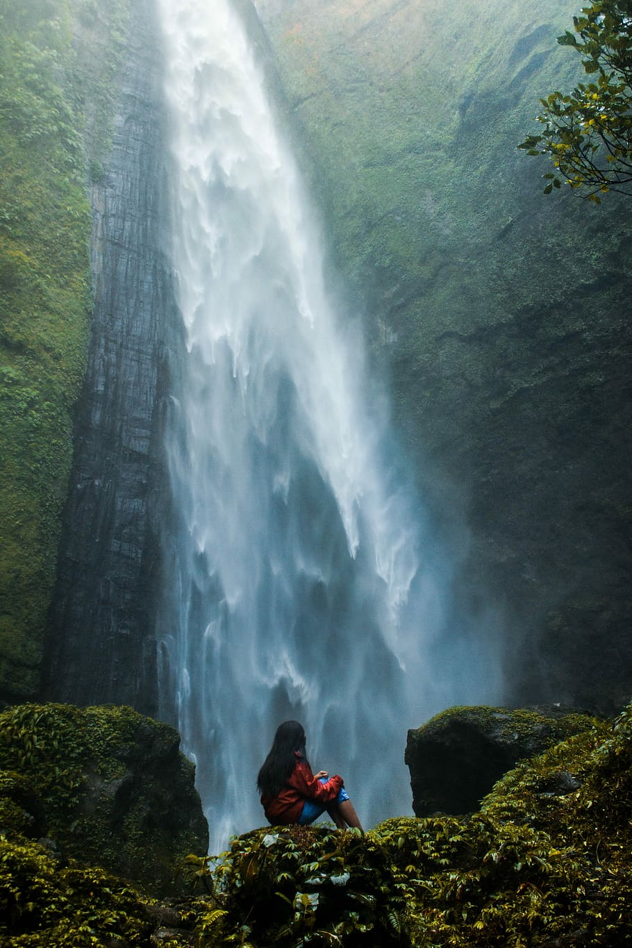 woman sitting on rock facing plunge waterfalls, woman sitting near waterfalls HD wallpaper
