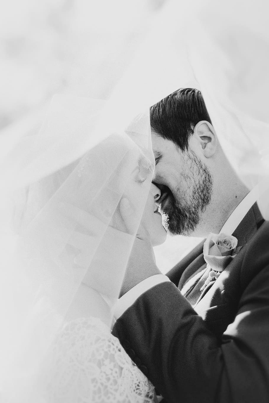 bride and groom kissing each other, grayscale photograph of bride and groom doing a kiss HD wallpaper