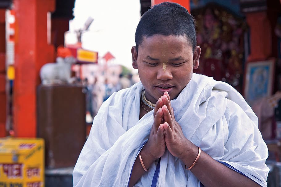 man wearing white scarf while praying during daytime, india HD wallpaper