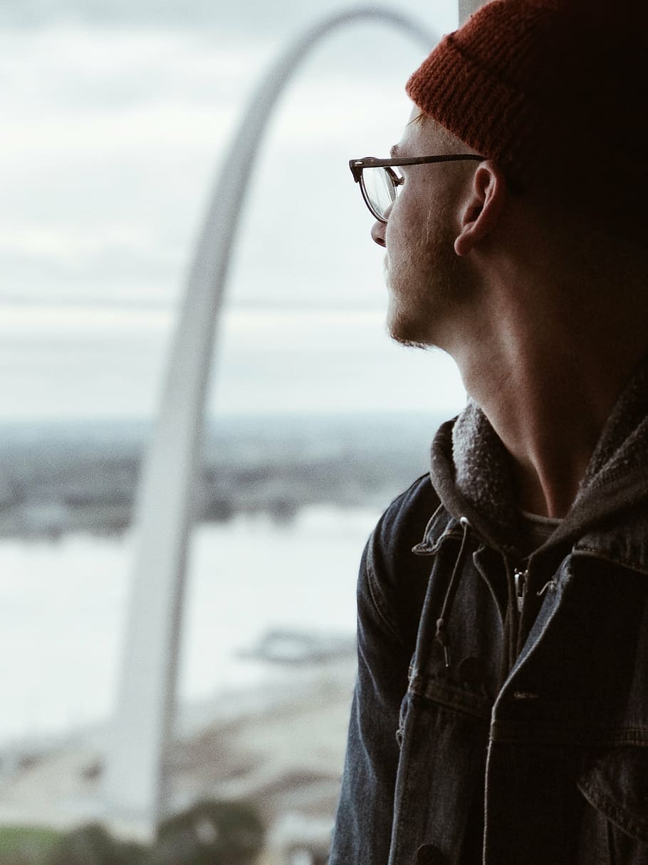 selective focus of man in gray zip-up hooded jacket during daytime HD wallpaper