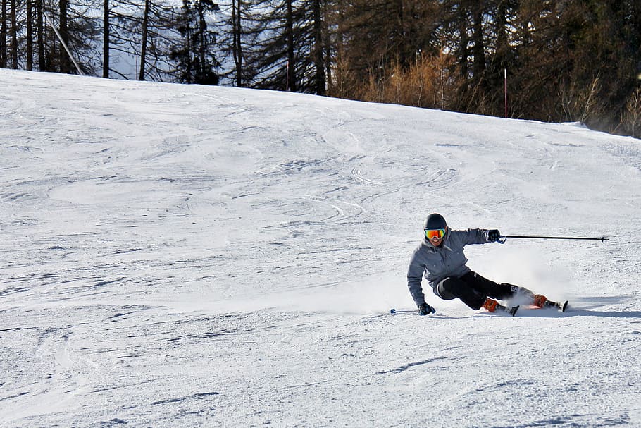 person in gray jacket and black pants skiing downhill, man snowboarding in snow HD wallpaper