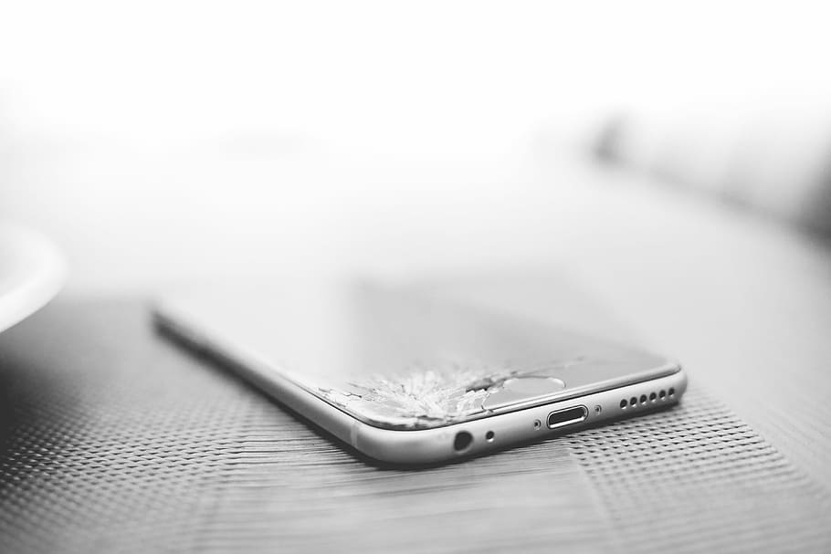Minimalistic Crashed iPhone with Cracked Screen, bad day, broken, HD wallpaper