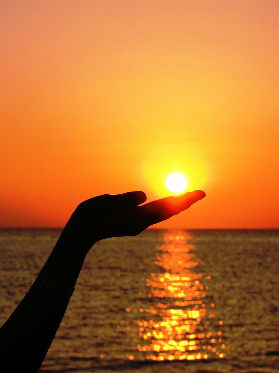 sunset over the horizon, hand, finger, light, summer, sea, red HD wallpaper