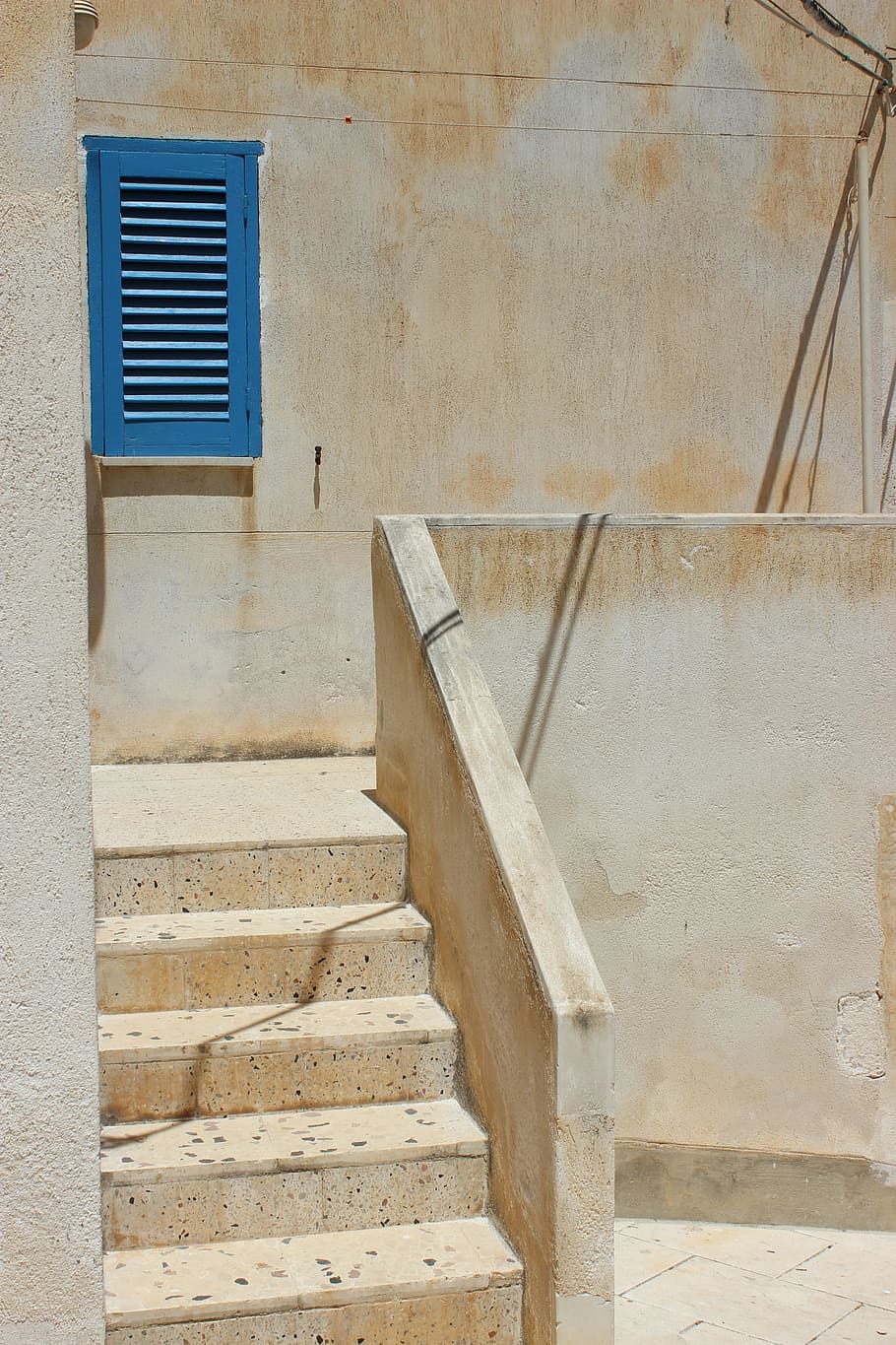 gray concrete stairs near blue window at daytime, staircase HD wallpaper