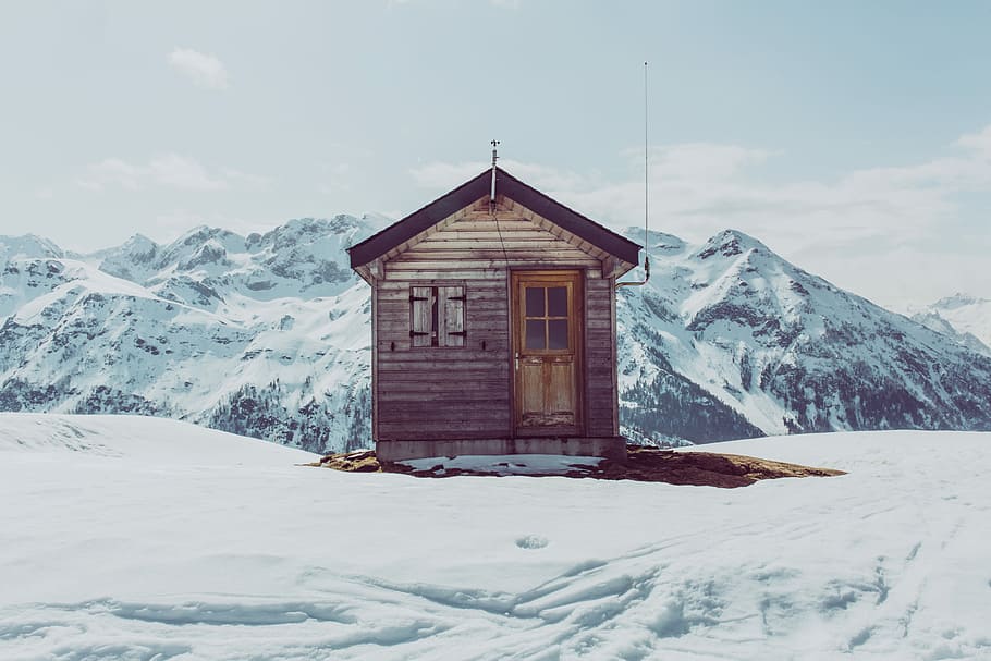 brown wooden house on snow field, brown wooden cabin on snow capped mountain HD wallpaper
